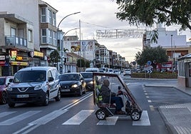 Letrero de 'Feliz Navidad' en la entrada a la calle Alfonso XIII del barrio de Los Dolores.