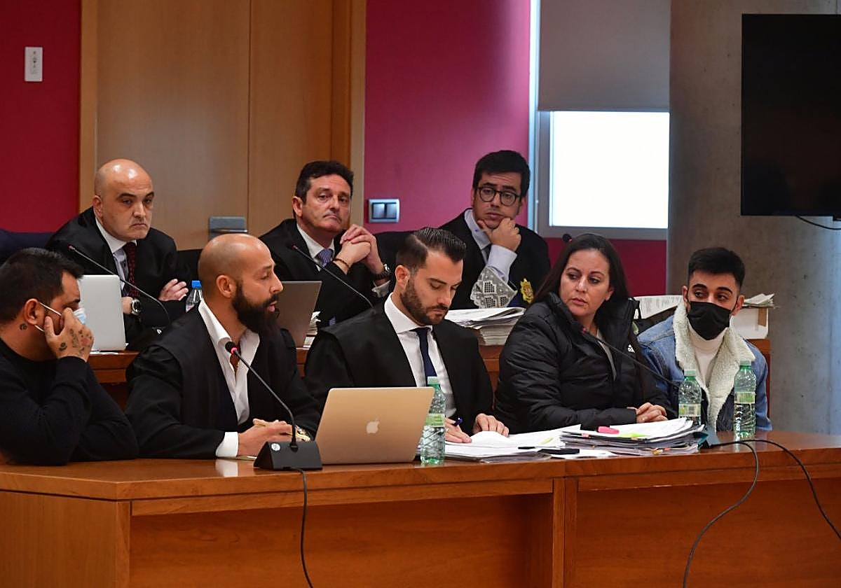 El Tente (d) junto a su madre, y su padre Inocente (i), con su abogado Jorge Novella.