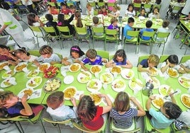 Alumnos en el comedor de un colegio, en una foto de archivo.