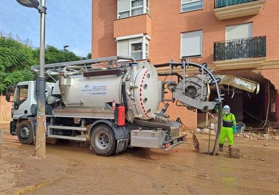 El camión autobomba de Aguas de Lorca realizando el drenaje del alcantarillado en Alfafar.