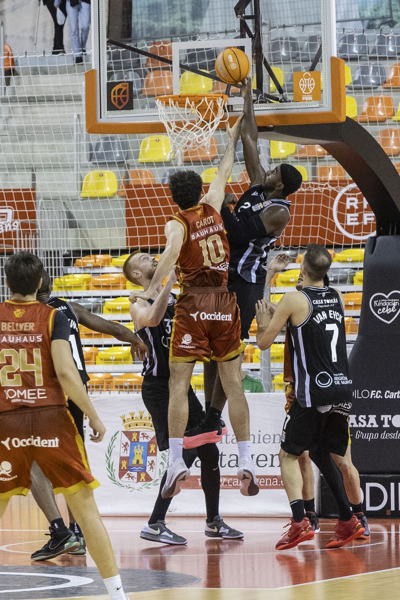 El Godella paga los platos rotos del Cebé (102-66)