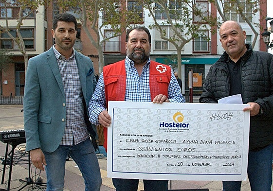 El presidente de Hostelor, el de Cruz Roja en Lorca y el gerente de la taberna La Cepa en el acto de entrega del premio.