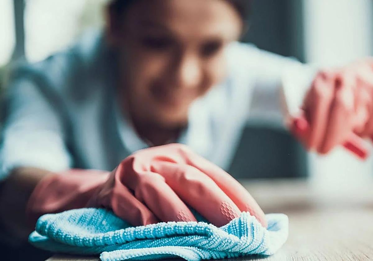 Las superficies que nunca deberías limpiar con vinagre si no las quieres arruinar.