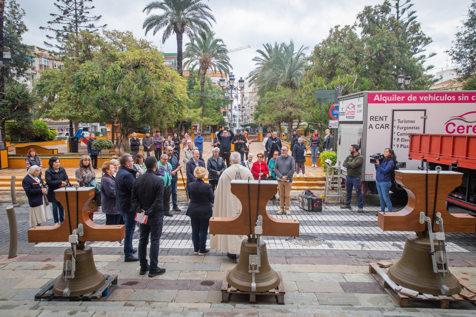 Las imágenes del regreso de las campanas «de las horas» a la iglesia de la Inmaculada de Torrevieja