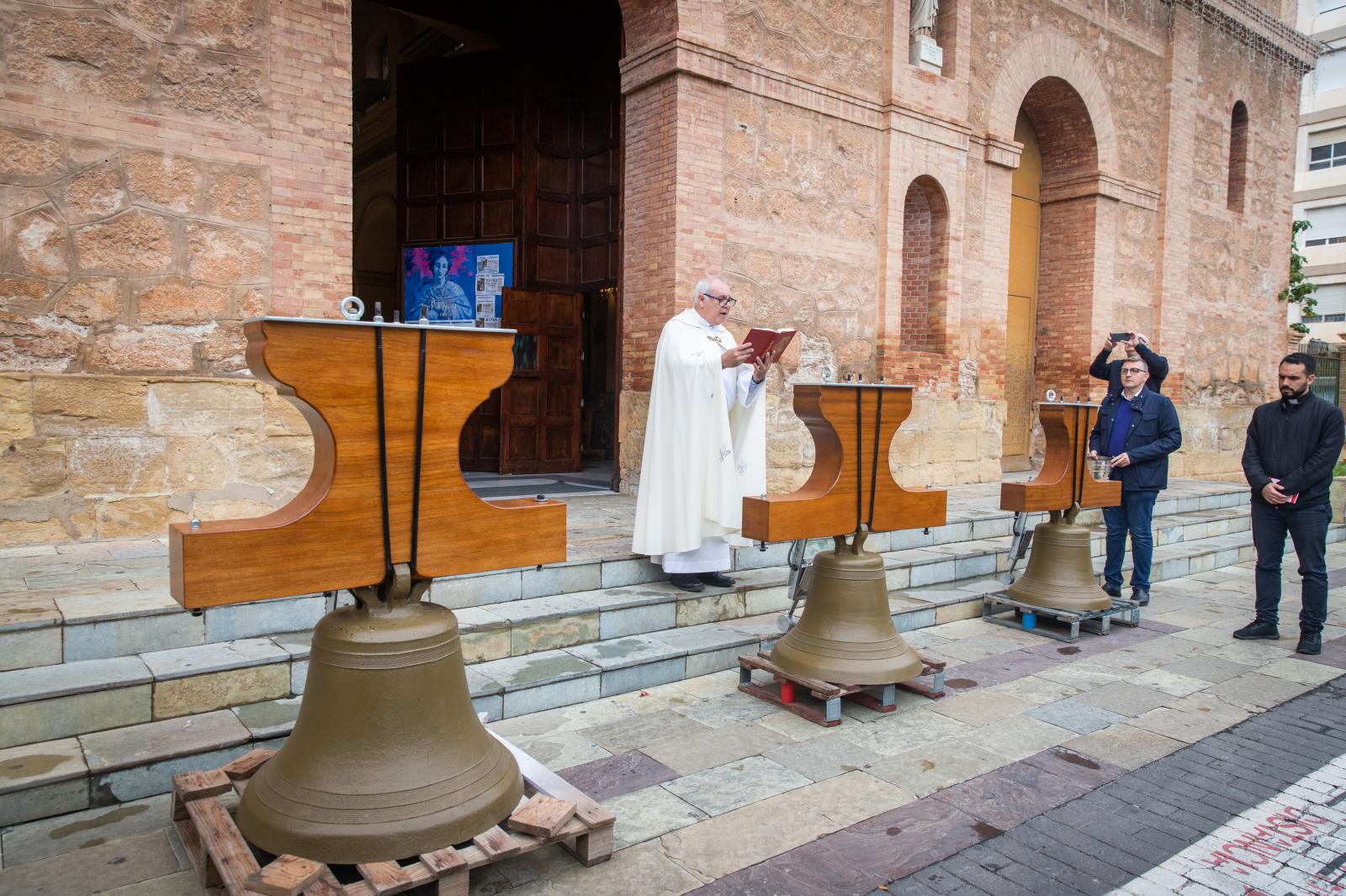 Las imágenes del regreso de las campanas «de las horas» a la iglesia de la Inmaculada de Torrevieja