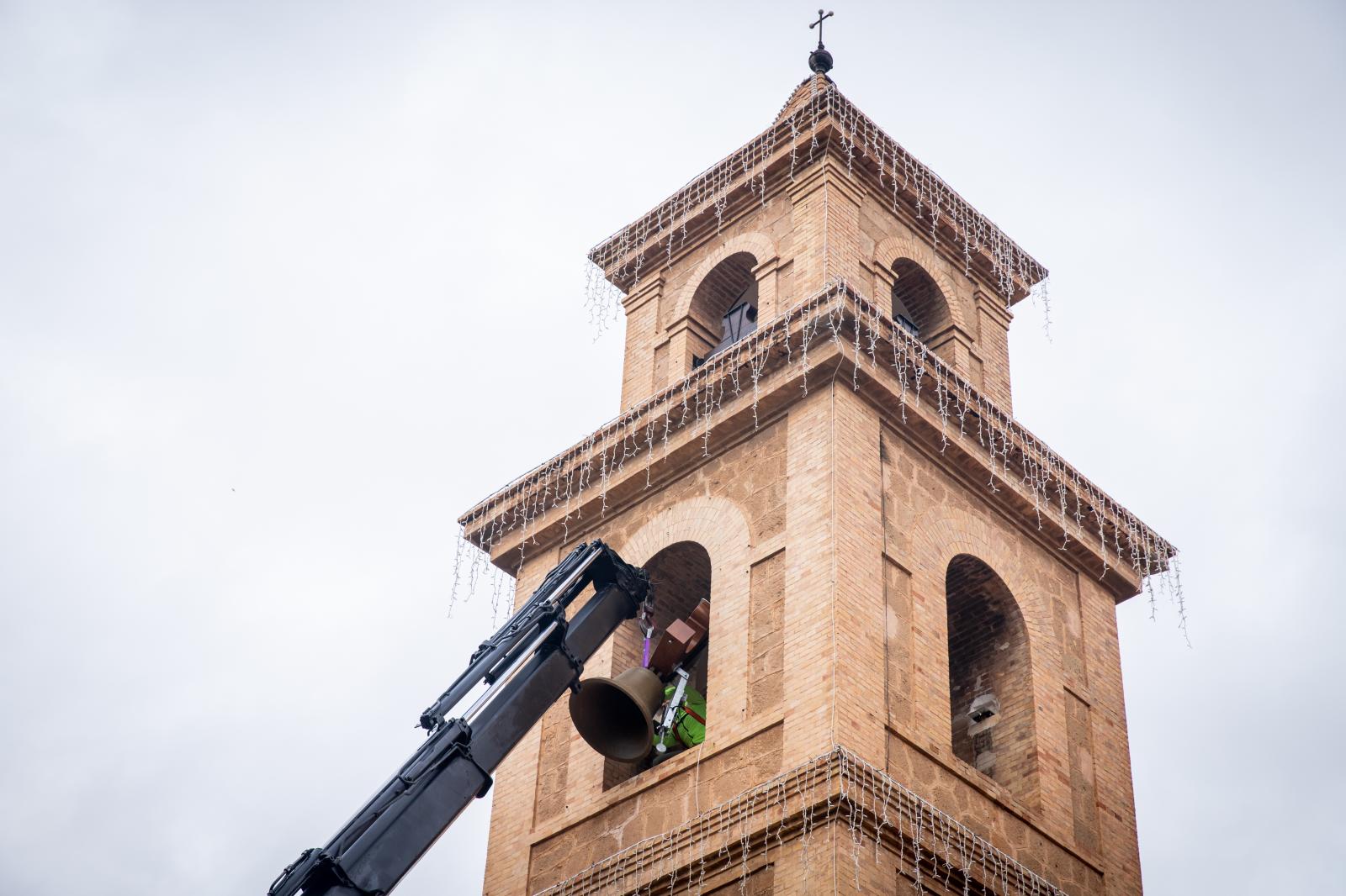 Las imágenes del regreso de las campanas «de las horas» a la iglesia de la Inmaculada de Torrevieja