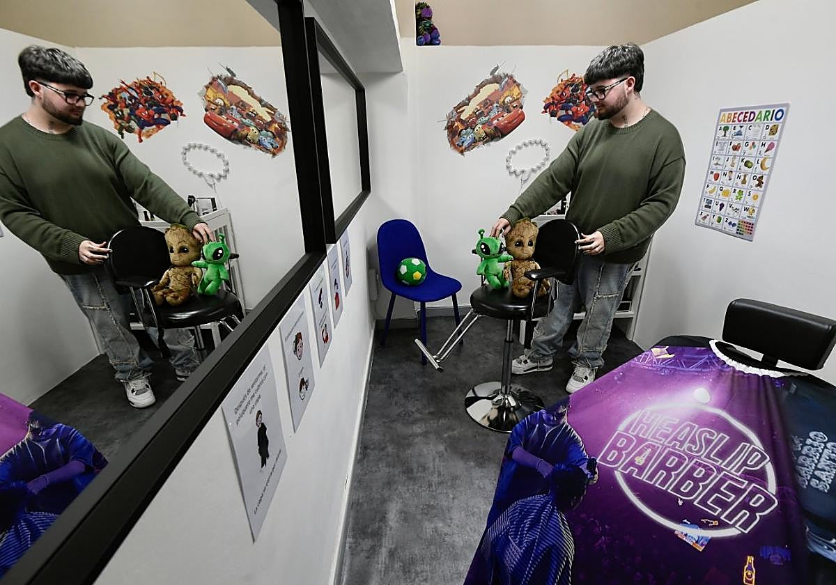 Christian Martín Alemany, ayer, en su barbería ubicada en la avenida de la Libertad.