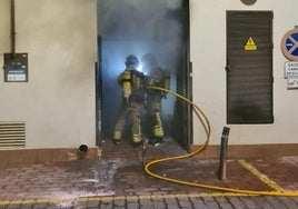 Dos bomberos, durante las labores de extinción del incendio.