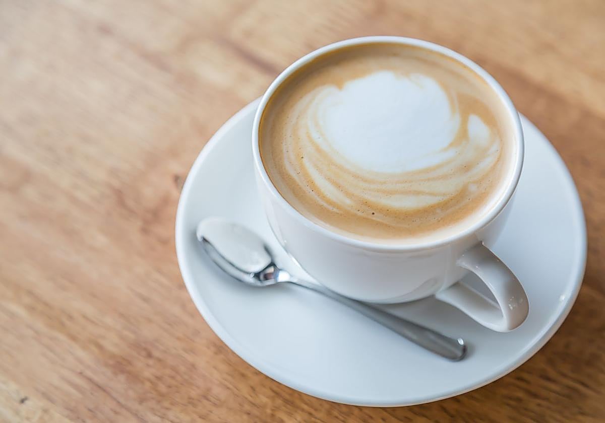 Una taza de café con leche.