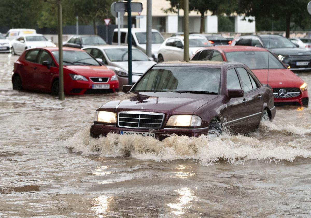 Los coches circulan entre el agua, en una imagen de archivo