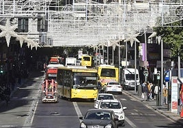 Vehículos privados y autobuses circulan por la Gran Vía de Murcia, en una imagen de archivo.
