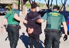 Uno de los detenidos por la Guardia Civil.