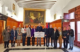 la Fundación Camino de la Cruz y la asociación Asprocomur entregando la donación.