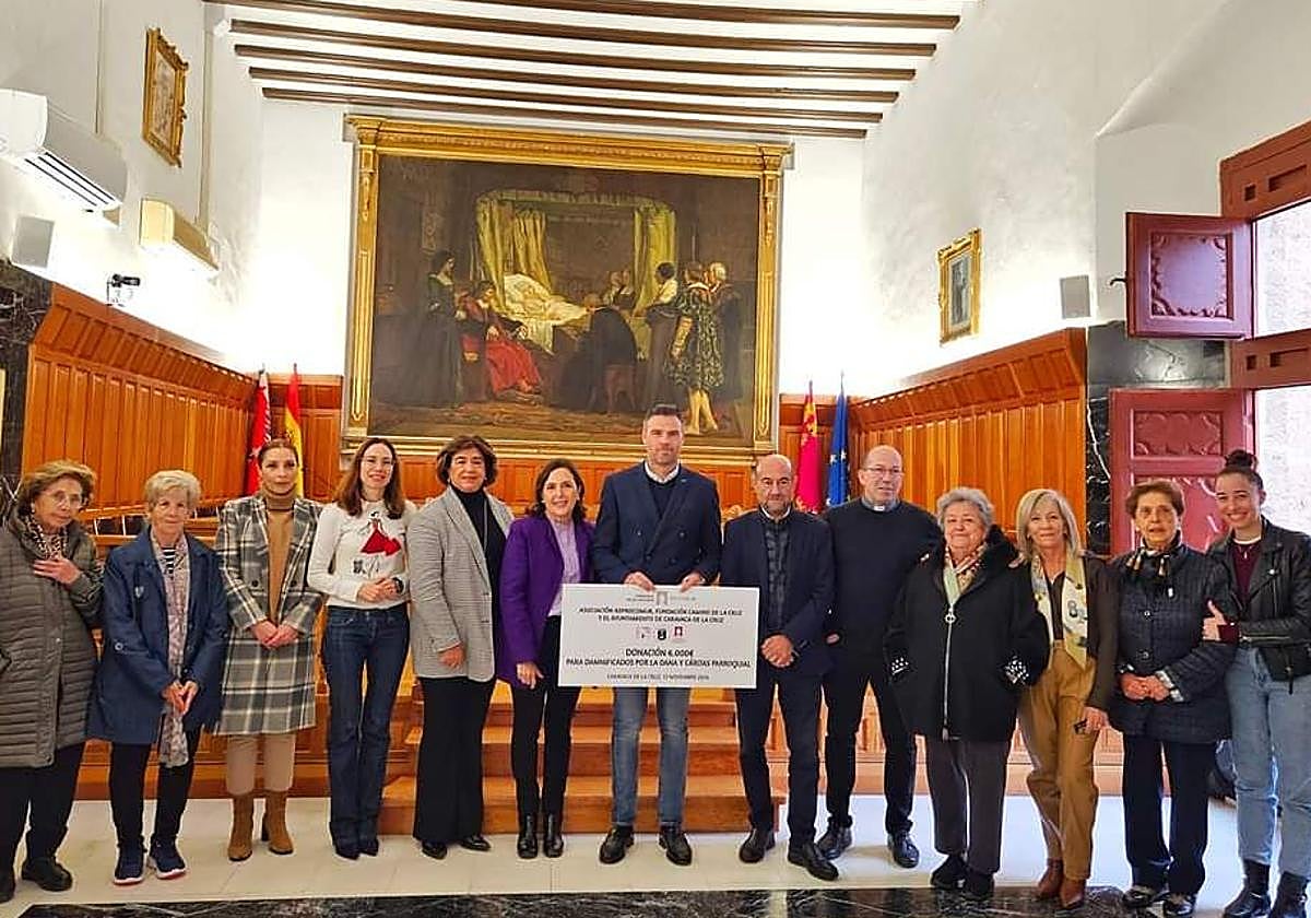 la Fundación Camino de la Cruz y la asociación Asprocomur entregando la donación.