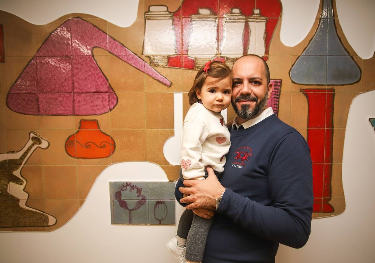 Ibón Fernández y su hija Sofía, este jueves en el Colegio de Farmacéuticos de Murcia.