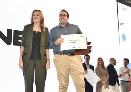 El ganador, junto a la consejera de Empresa, al recibir el premio.