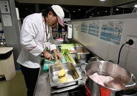 El ganador, Jie Lin Wu, durante la elaboración del plato en la final del concurso.