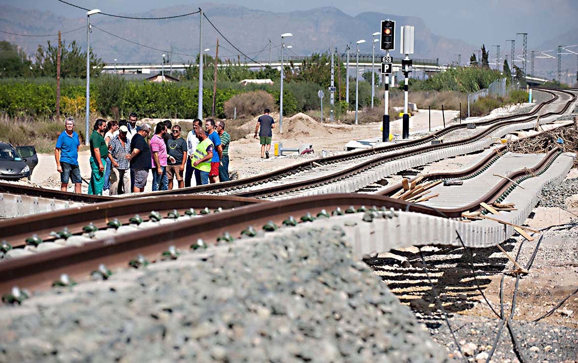 Vecinos de Alquerias hablan con jefes de adif que visitan el tramo afectado por la DANA.