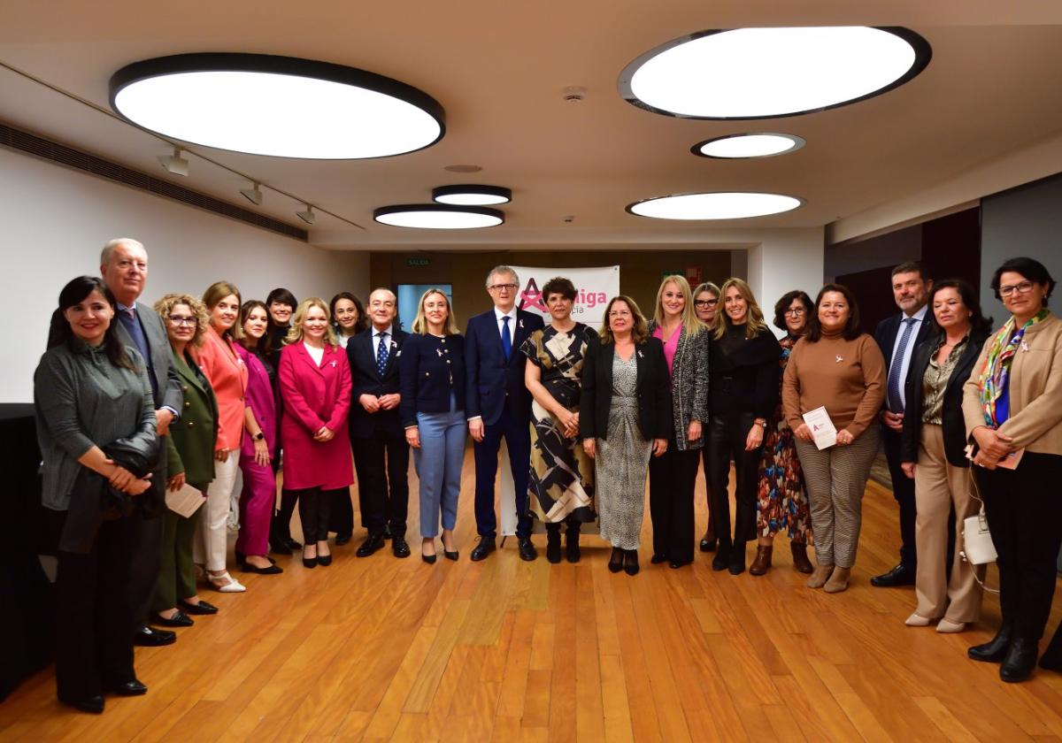 Premiados con los 'lazos', ayer, en el Aula de Cultura de Cajamurcia.