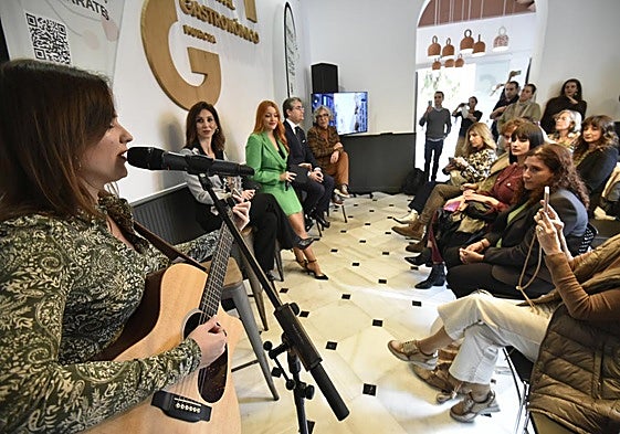 La cantautora Lola Tovar actúa en la presentación de la iniciativa de la Cámara de Comercio.