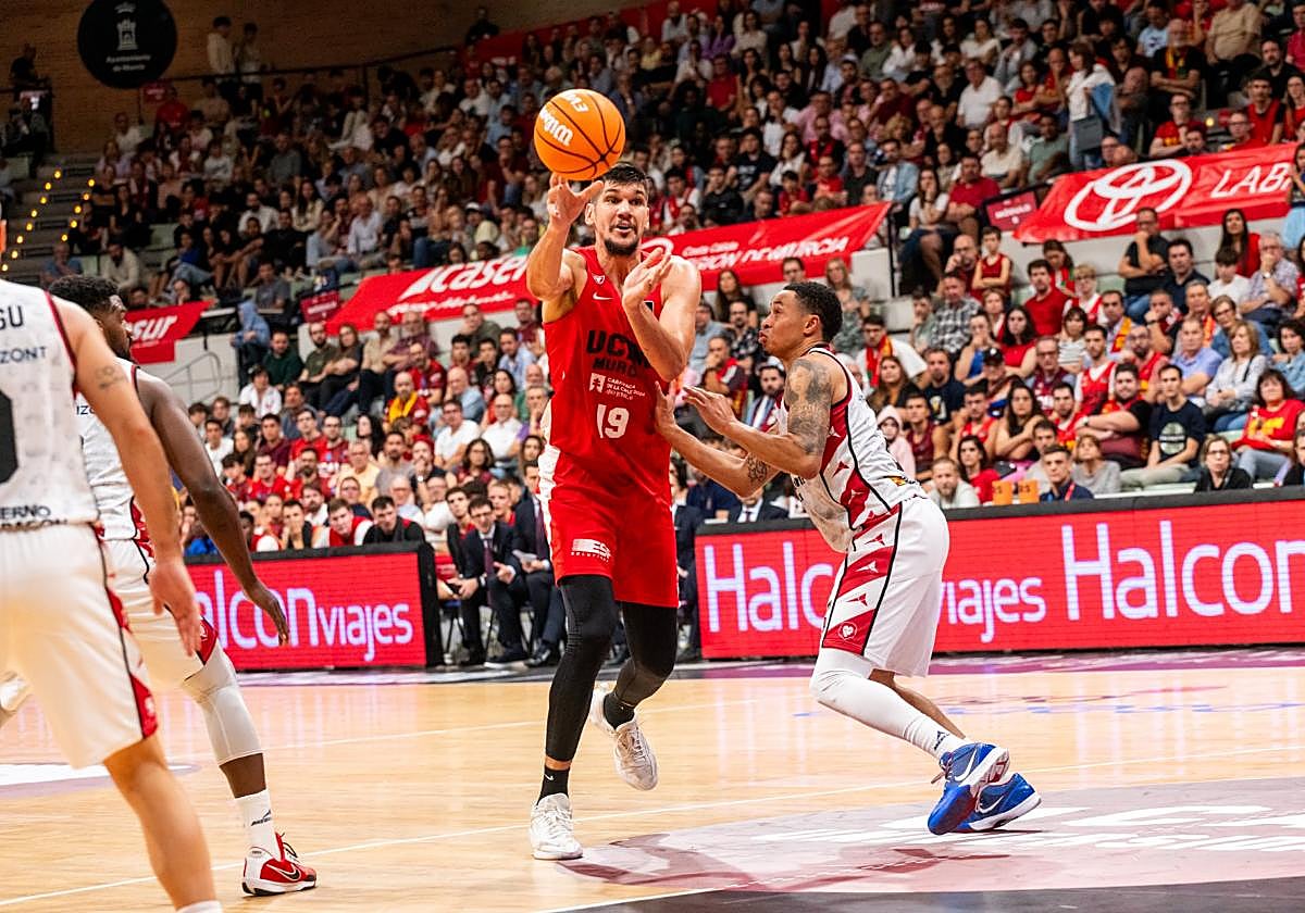 Todorovic realiza un pase ante la marca de Slaughter.