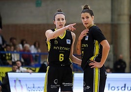 Aina Ayuso da indicaciones a Txell Alarcón.