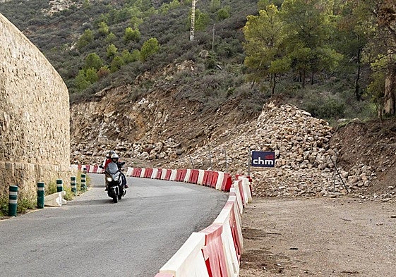 Un motorista circula por la carretera del Faro de Navidad.
