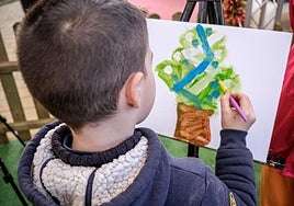 Un niño participa en un taller de pintura en las escuelas de Navidad.