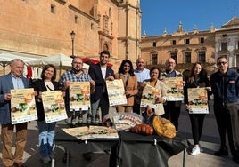 Acto de presentación de las jornadas con el presidente de Hostelor, Jesús Abellaneda, con representantes municipales y de los hosteleros.