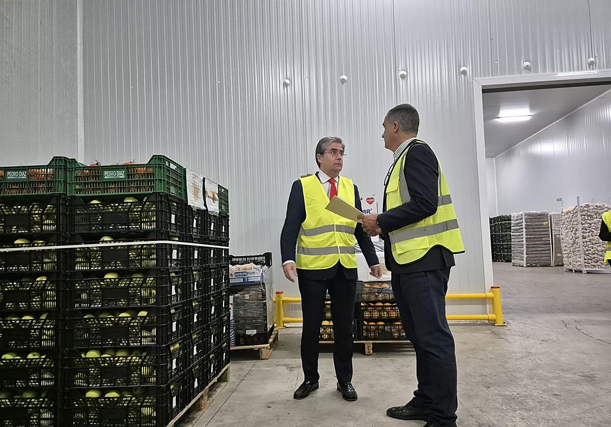 El concejal de Turismo, Comercio y Consumo, Jesús Pacheco junto con los alimentos frescos.
