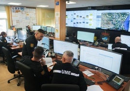 Miembros de la UME en la base militar de Bétera, en Valencia.