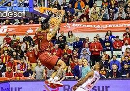 Un habitual de las alturas.Davis deja atónito a McCollum en este mate.