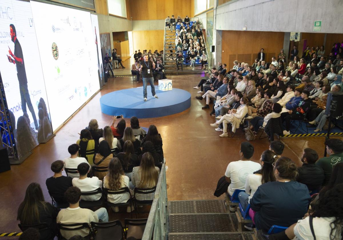 El evento permitió la transferencia de conocimiento entre referentes en el escenario principal.