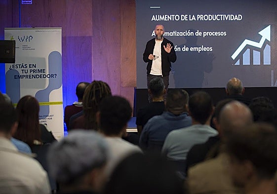 El ponente Jon Fernández durante su intervención.