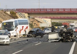 El estado de los vehículos tras el accidente en la A-30 en el que resultó herido el diputado socialista Miguel Ángel Ortega.