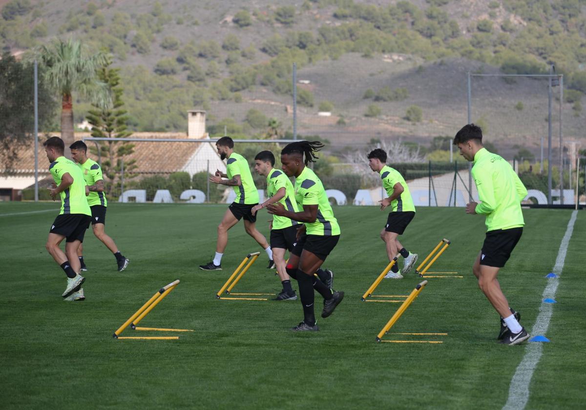 Entrenamiento de los jugadores albinegros esta semana en la Ciudad Deportiva José María Ferrer.