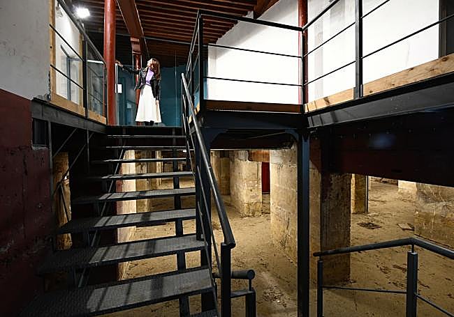 Escalera de metal que sustituye a la original de madera, por la que se accede a lo que será un nuevo espacio cultural.