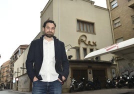 El profesor, gestor cultural, investigador y cineasta Manuel Nicolás Meseguer, delante del Cine Rex de Murcia.