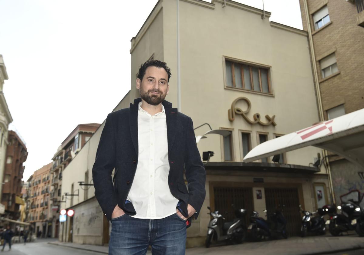 El profesor, gestor cultural, investigador y cineasta Manuel Nicolás Meseguer, delante del Cine Rex de Murcia.