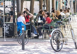 Clientes en terrazas de Murcia, en una imagen de archivo.