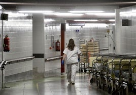 Una sanitaria en el hospital Virgen de la Arrixaca, en una imagen de archivo.