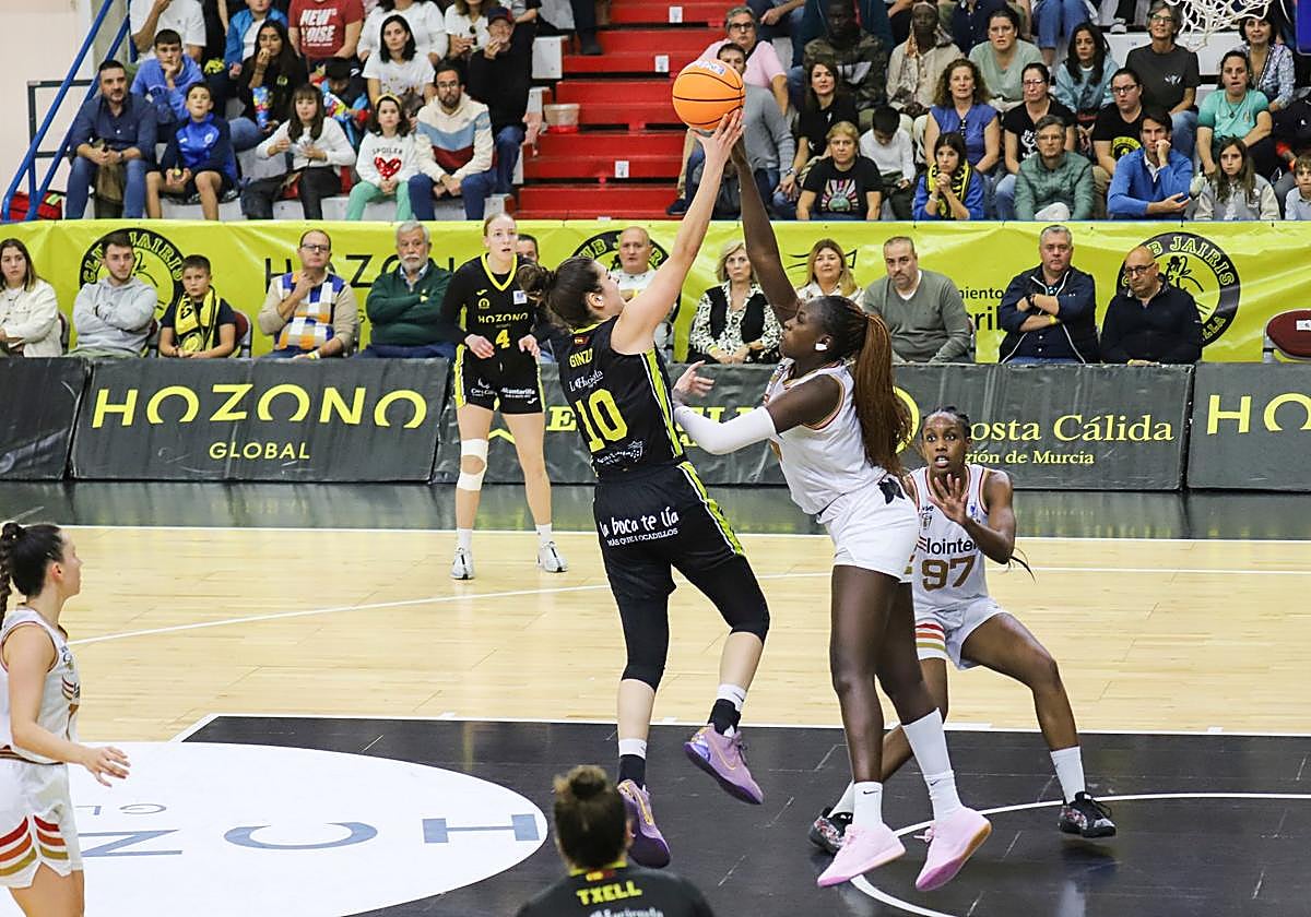 Ginzo lucha por la posesión del balón.