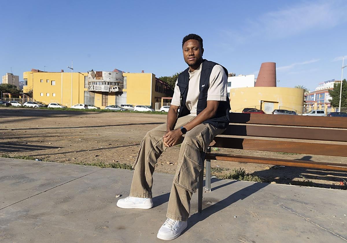 Mutu Coulibaly, en un banco cercano a la sede de Accem en la barriada Virgen de la Caridad.