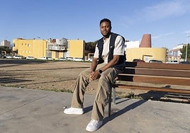 Mutu Coulibaly, en un banco cercano a la sede de Accem en la barriada Virgen de la Caridad.