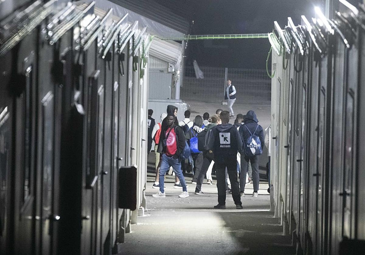 Llegada al aparcamiento del Hospital Naval del primer contingente de inmigrantes trasladado desde Canarias, hace ahora un año.