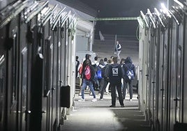 Llegada al aparcamiento del Hospital Naval del primer contingente de inmigrantes trasladado desde Canarias, hace ahora un año.