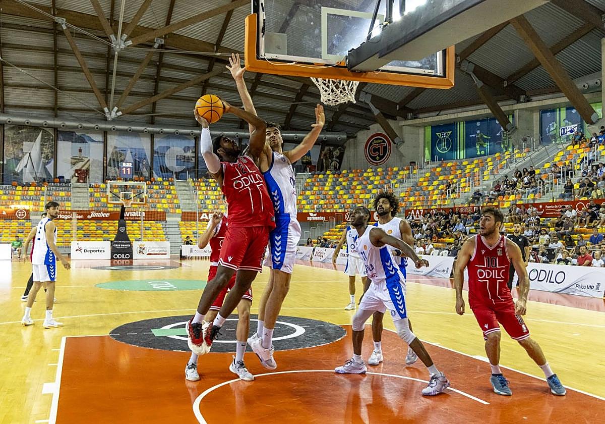 Garuba realizando una entrada a canasta.