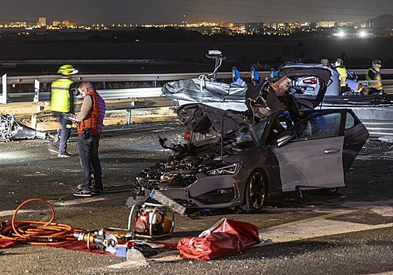 El vehículo donde viajaban los dos fallecidos, este sábado, tras el accidente mortal.