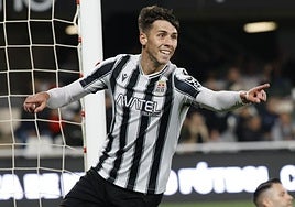 Gastón agradece a Escriche la asistencia en el gol de la victoria.