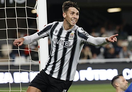 Gastón Valles celebra el tanto ante el Huesca.